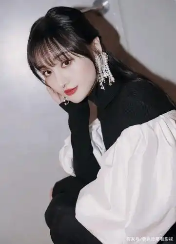 郑爽黑白拼色连衣裙,好多人被大长腿吸睛,可你注意到大耳坠了吗