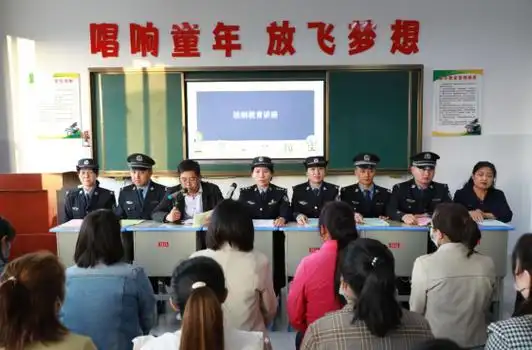为增强学生的法治意识,创建和谐校园,瓜州县公安局渊泉派出所的社区民