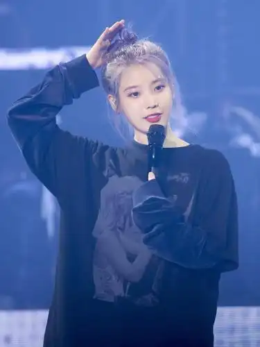 iu李知恩mv造型曝光,梳丸子头少女感无敌,甜化了!