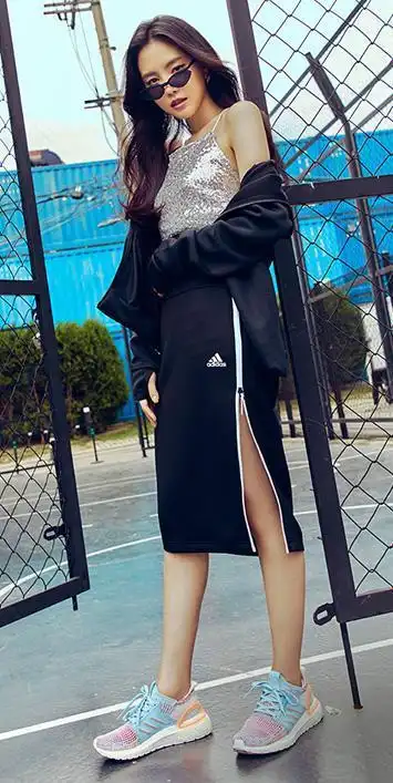 190811,阿迪达斯官方网页更新娜恩代言相关产品的广告片,娜恩身穿粉色