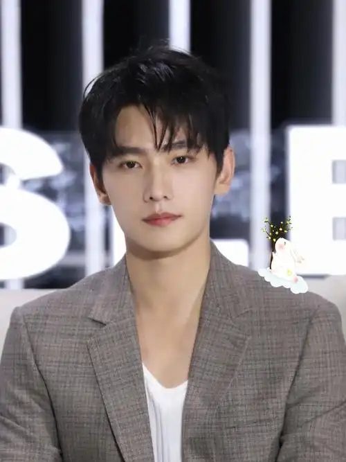 杨洋系个腰带吧#看看这原图直出的纯生图,不愧是杨不修好自律的大