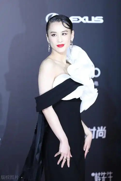 黄圣依穿礼服出席活动,唇红耳环打扮精致很显成熟魅力