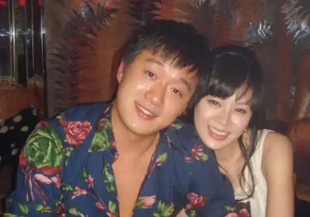 佟大为为妻子举办45岁生日会甜蜜接吻秀恩爱董璇母女现身祝贺