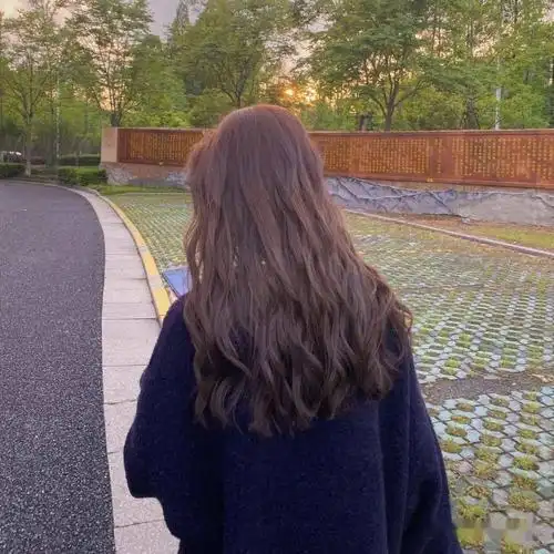 冬天看背影就爱上的卷发"背影烫"_发型