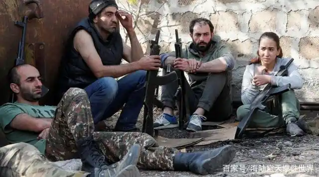 阿塞拜疆一名上校已被成功杀死,亚美尼亚士兵展示已经夺走的军装