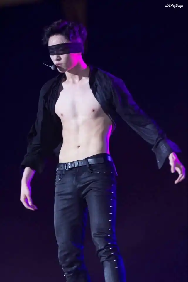 张艺兴内衣广告,腿毛意外抢镜,网友:这姿势也太辣眼了