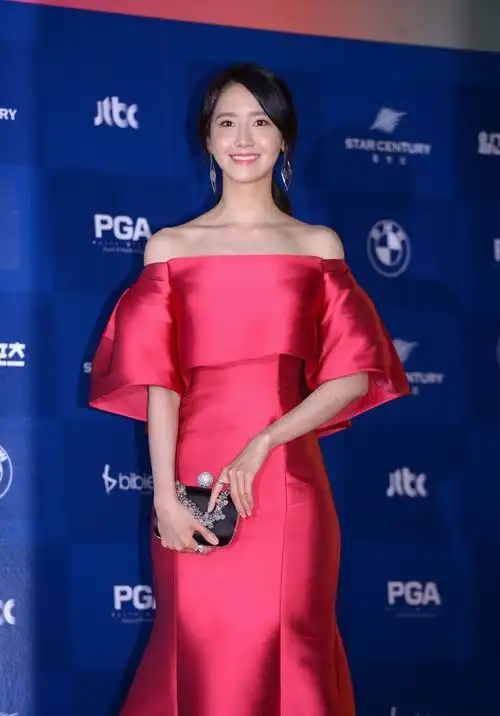 林允儿气质真好,穿红裙高贵冷艳,斜肩款式亮眼吸睛,美疯了