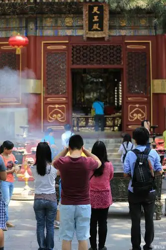大批游客开始烧香拜佛.今天我们又一次来潭柘寺.