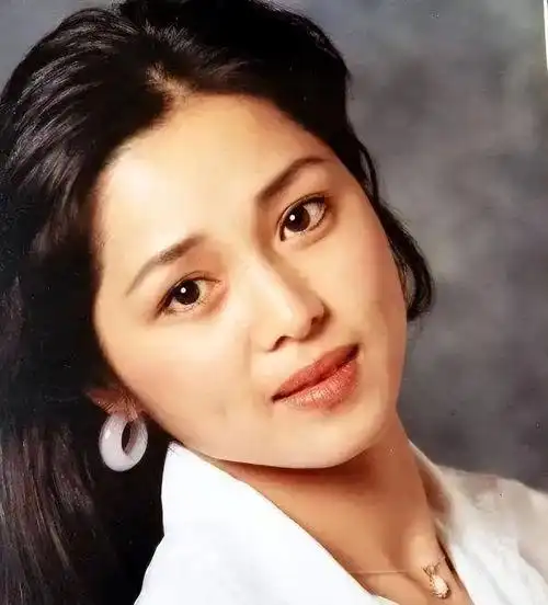 87版《红楼梦》秦可卿身上谜点多,扮演者张蕾漏拍两场戏就出国了