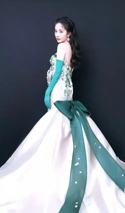 杨幂的"人鱼装"火了,一件晚礼服高贵优雅,却又不失中国古典美
