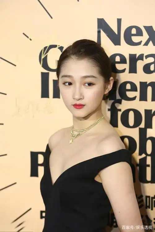 关晓彤穿衣再突破尺度,未修图照与工作室美照对比皮肤状态引热议