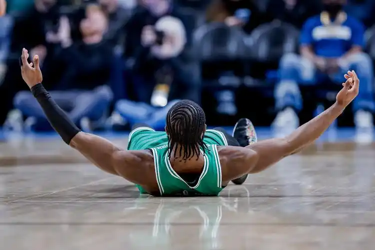 霍勒迪:布朗整个赛季都是一阵级别表现 他能拿东决mvp也很棒