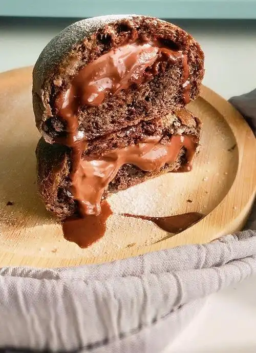 巧克力流心面包我们吃起来一定会在乎它有没有爆浆馅料足不足,一般在