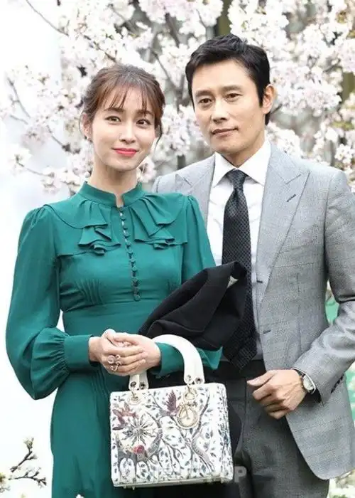 韩国艺人正妻典范李秉宪老婆闭眼不看桃花13年后与丈夫合影