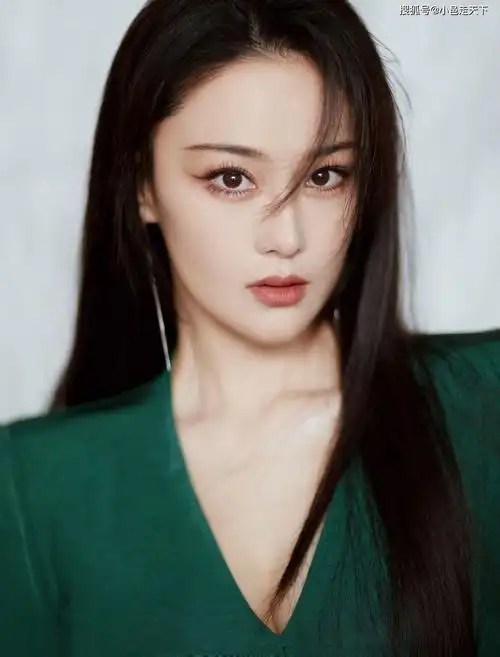 张馨予绿色连衣裙性感写真