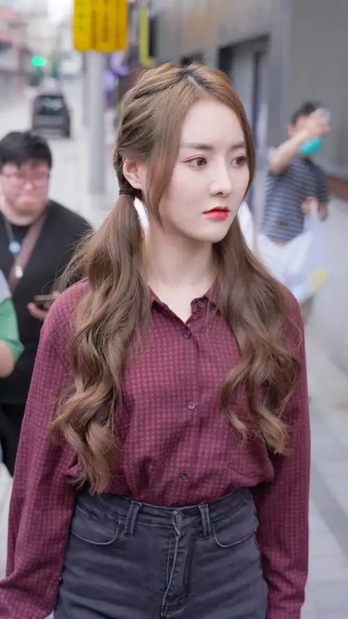 莫寒#莫寒昨日剧场外出,双马尾可爱到过分