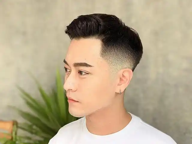 男生"两边铲光"发型清爽干净,夏天剪这4款,让你时尚又帅气