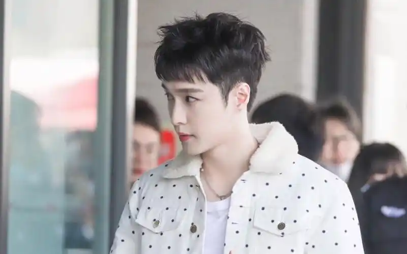 张艺兴#舞蹈风暴201109#白色小奶狗准点上班报到