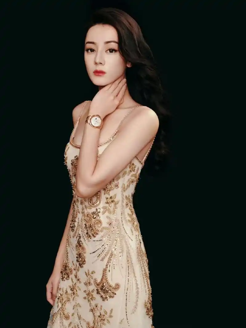 又一件高定礼服上身,轻松hold美得很轻松 #迪丽热巴# #明星同款# #女