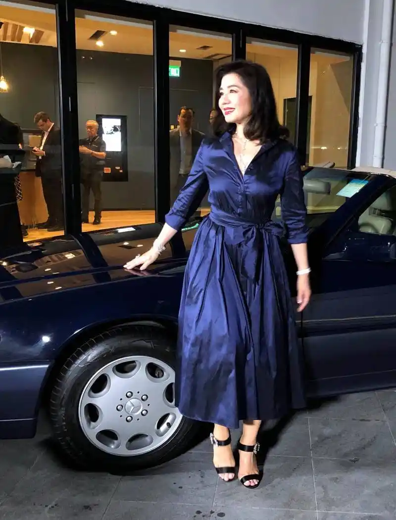 60岁的钟楚红真会穿,一件红色的碎花连衣裙热情又明艳,气质端庄_身材