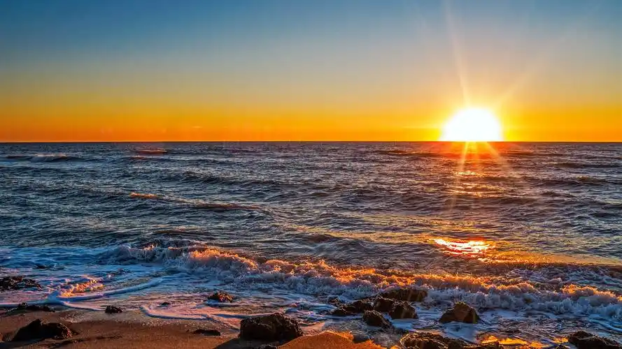 蓝色大海的日出日落壮观自然风景高清壁纸