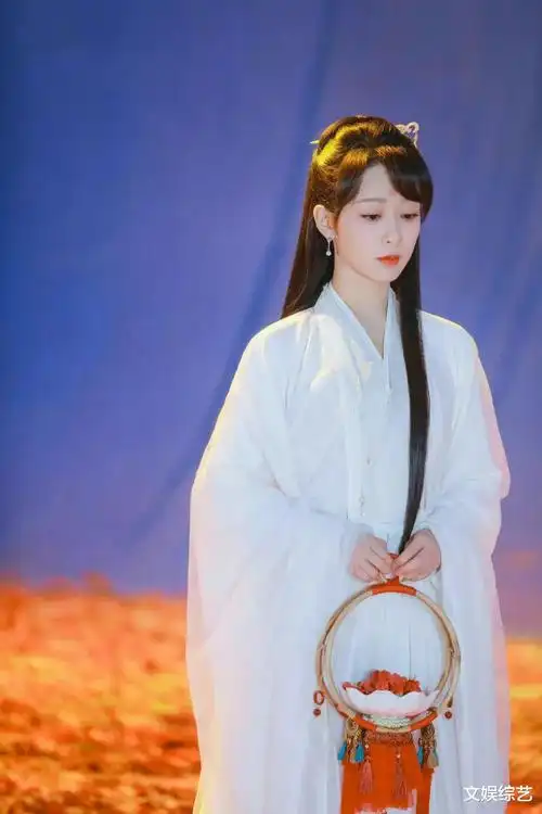 杨紫|杨紫身穿白色古装长裙,这种古典优雅的气质,真的太让人喜欢了