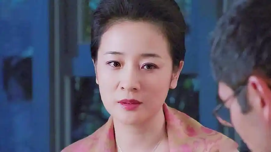 陈小艺:背弃坐轮椅丈夫出轨小鲜肉,面对舆论绯闻,丈夫却力挺她_刘惠