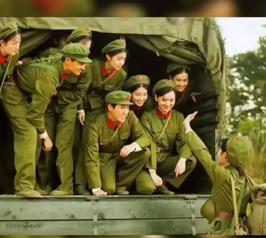 你不认识我我 《身着65式军装军人的风采采》 08:01 热 - 抖音