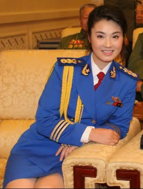 空政文工团团长杨月林真漂亮