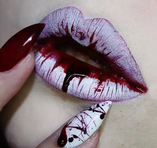 怎能少得了"血腥"的气息呢,只有沾满鲜血的双手,这才是万圣节夜晚最