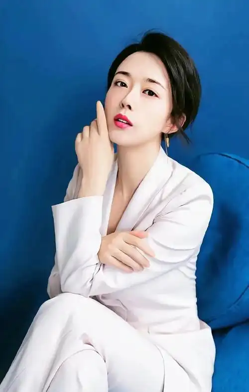 颜丹晨端庄优雅恬静写真时尚俏丽