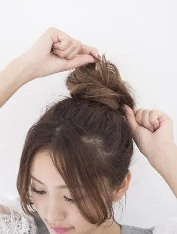 简单时尚减龄,美发街蓬松丸子头扎发图解!