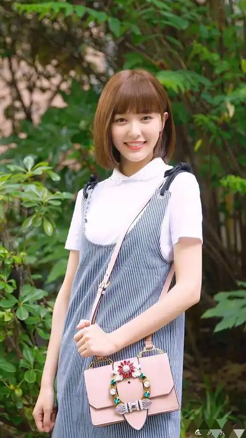 唐嫣短发加背带裙好甜美,《何以》中的赵默笙又回来了!