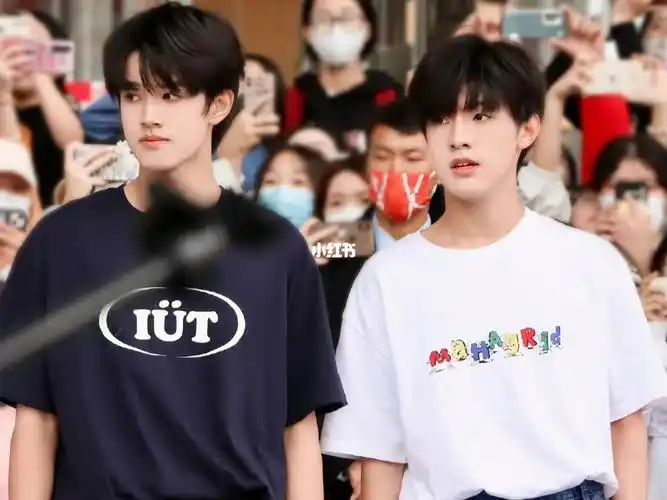 真的绝绝子"天很蓝,找个风大的地方把我忘了吧"#tf家族三代  #时代峰