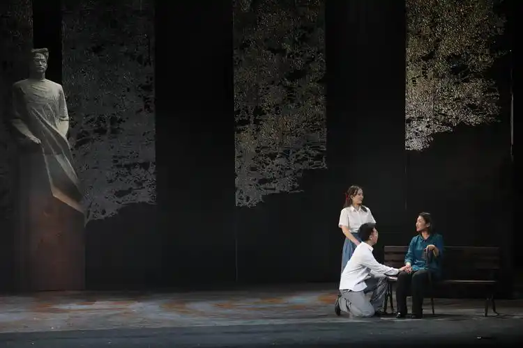 在话剧中学习党史,北邮原创舞台剧《寻找李白》首演