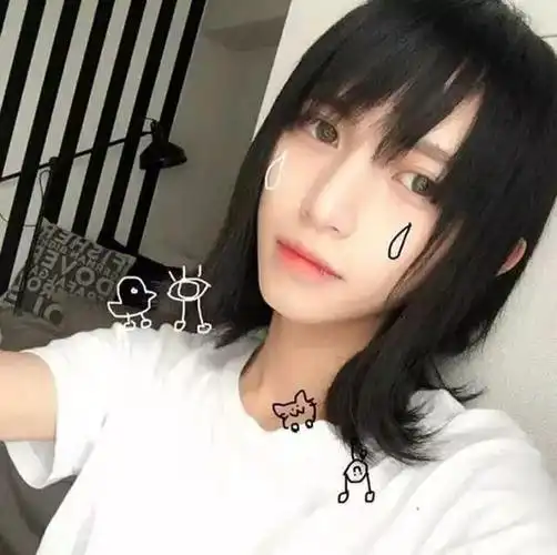 "男扮女装"走红日本高中,看到他的颜值后,女生直呼:太美了