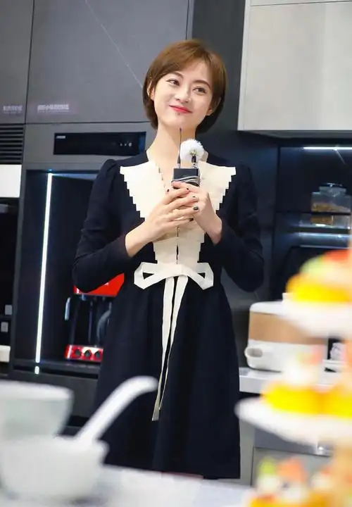 38岁孙俪新剧开机,白t牛仔短裤减龄十岁,发型太美化身种草机