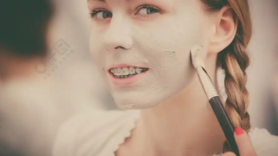 面部干燥皮肤和身体护理家庭肤色治疗概念快乐的年轻女