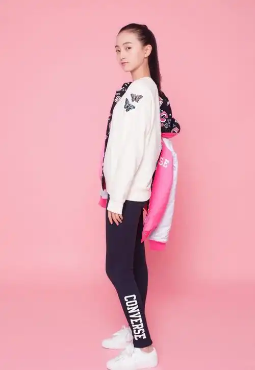 牛欣欣嫌裤子不够短裤腿短到尽头还要露脐三七分身材暴击