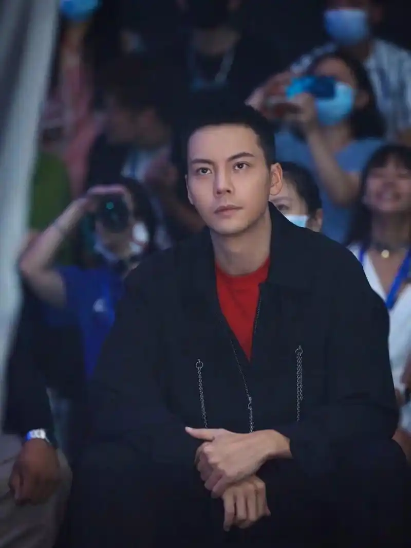 陈伟霆壁纸之短发酷帅系列