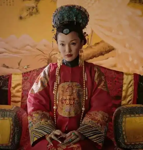 原创细数如懿传2位皇后的点翠头饰董洁凤冠华丽周迅气场超强