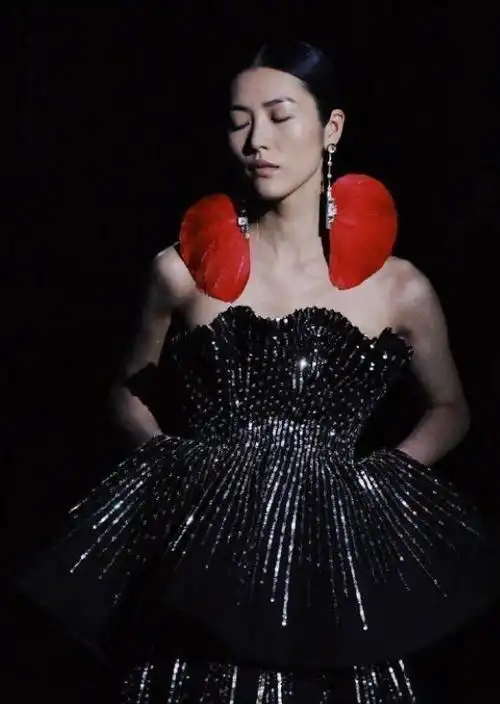 原创刘雯走秀又惊艳了!穿暗黑风透视裙气场强大,羽毛扇耳环看服我了