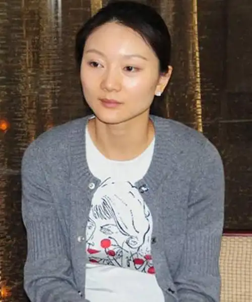 陈婷个人资料照片,演员陈婷个人资料(长相平平的陈婷凭啥成为张艺谋