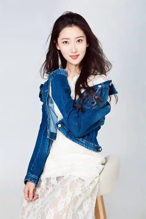 zliqko">何雨虹,1996年5月2日出生于山东省青岛市,中国内地影视女演员