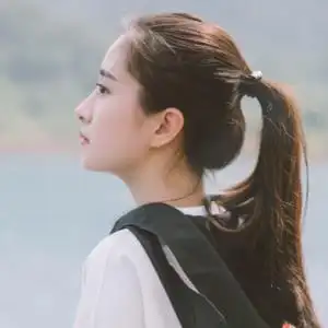 扎辫子女生头像