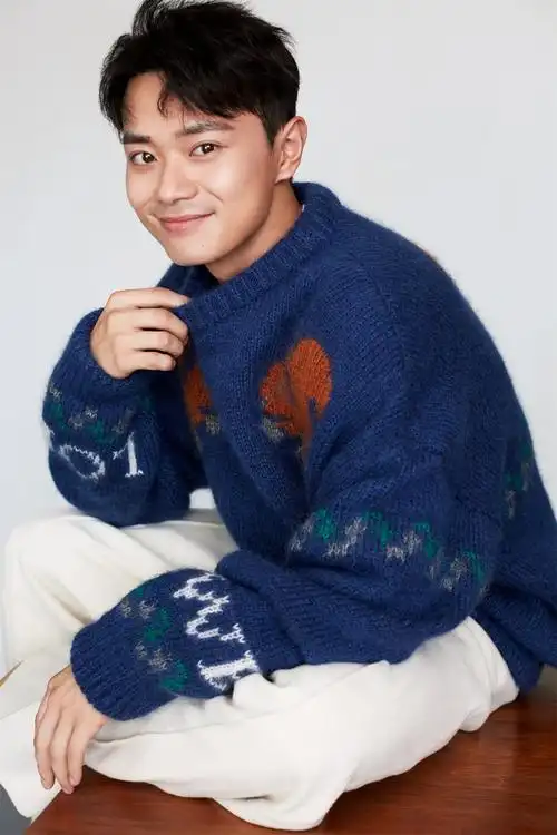 曹骏曝活力写真  清澈眼神演绎秋日时尚