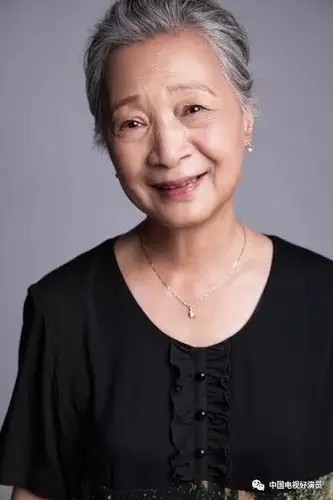 她是《十月围城》里的李老太太▼