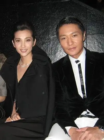 李宗翰黑白装亮相上海滩 谦称李冰冰为自己榜样