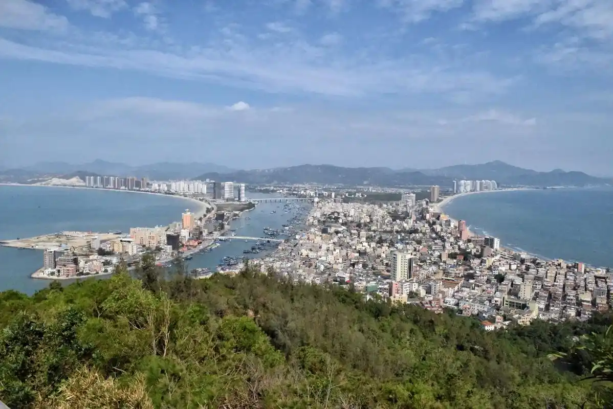 双月湾:鸟瞰双月湾形状似两轮新月,故名双月湾.位于惠州市惠东 - 抖音