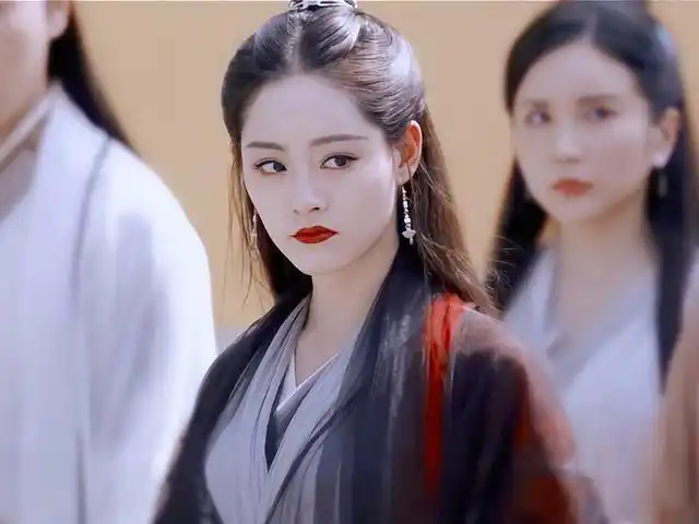 在那么多经典演员的压力下,祝绪丹扮演的周芷若也不算太差,至少也是